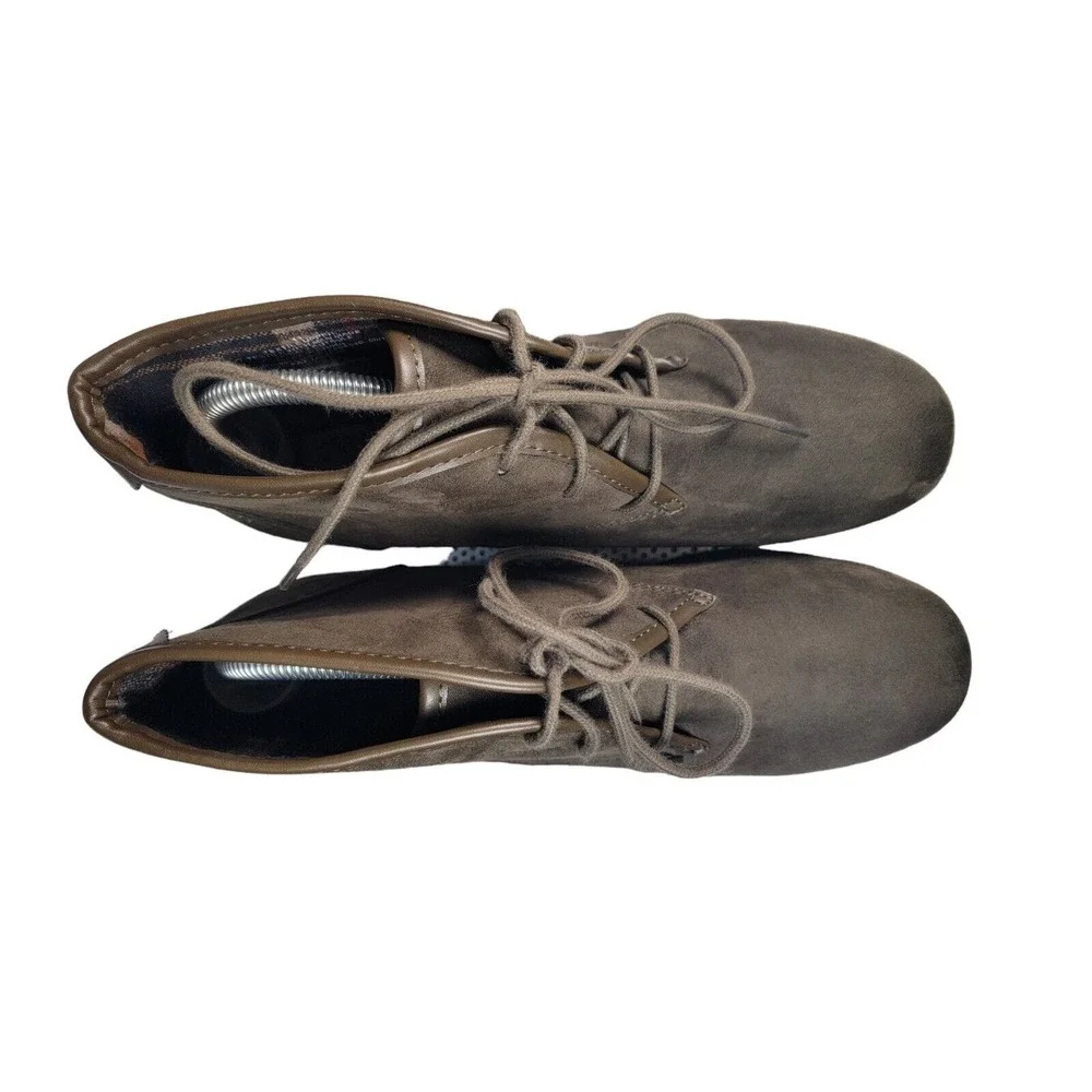 Maypole Wedge Ankle Bootie Womens Size 11 Olive Green Faux Suede Lace up‎